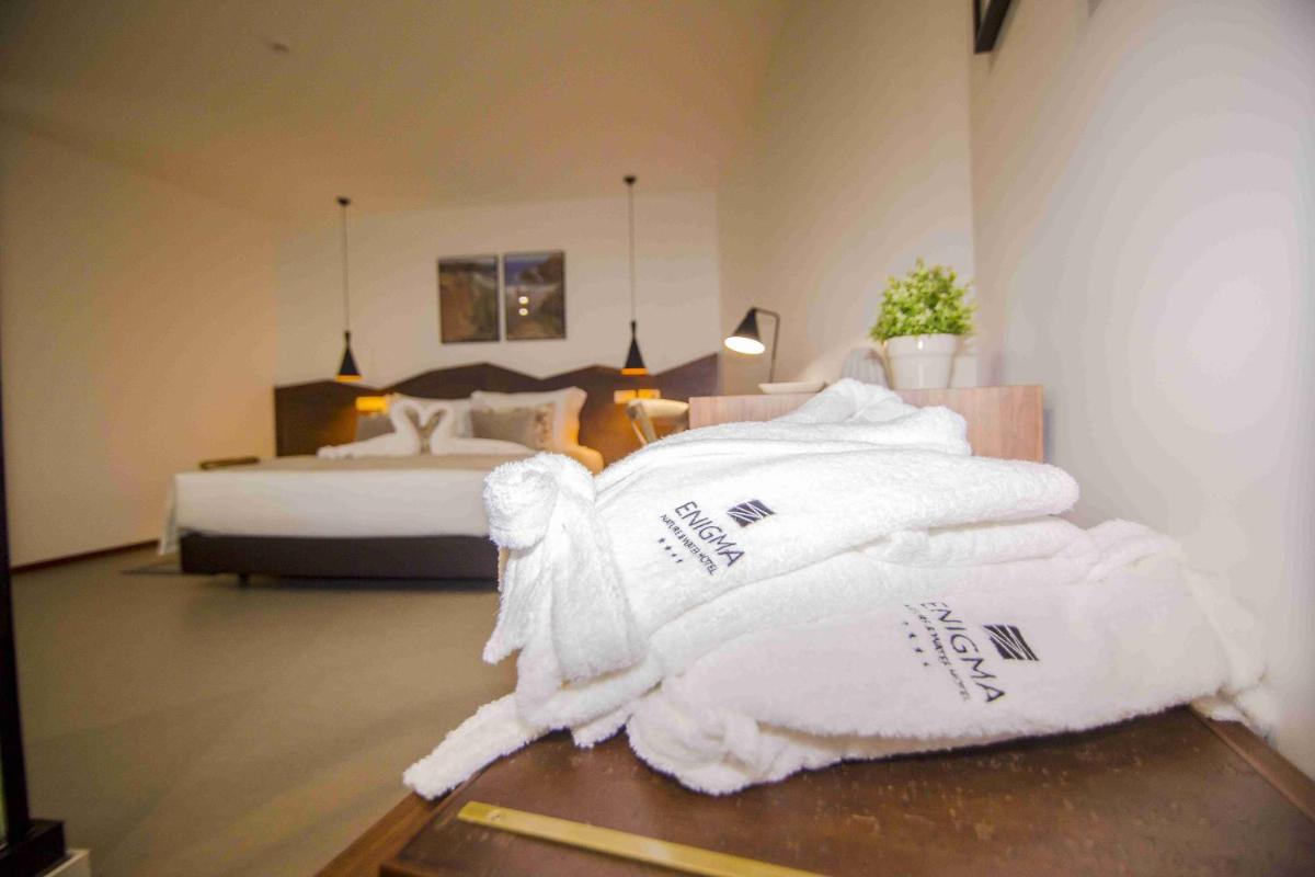 Uma cama ou camas num quarto em Enigma - Nature & Water Hotel