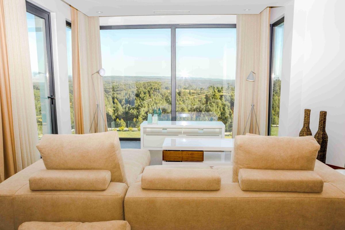 Uma área de estar em Enigma - Nature & Water Hotel