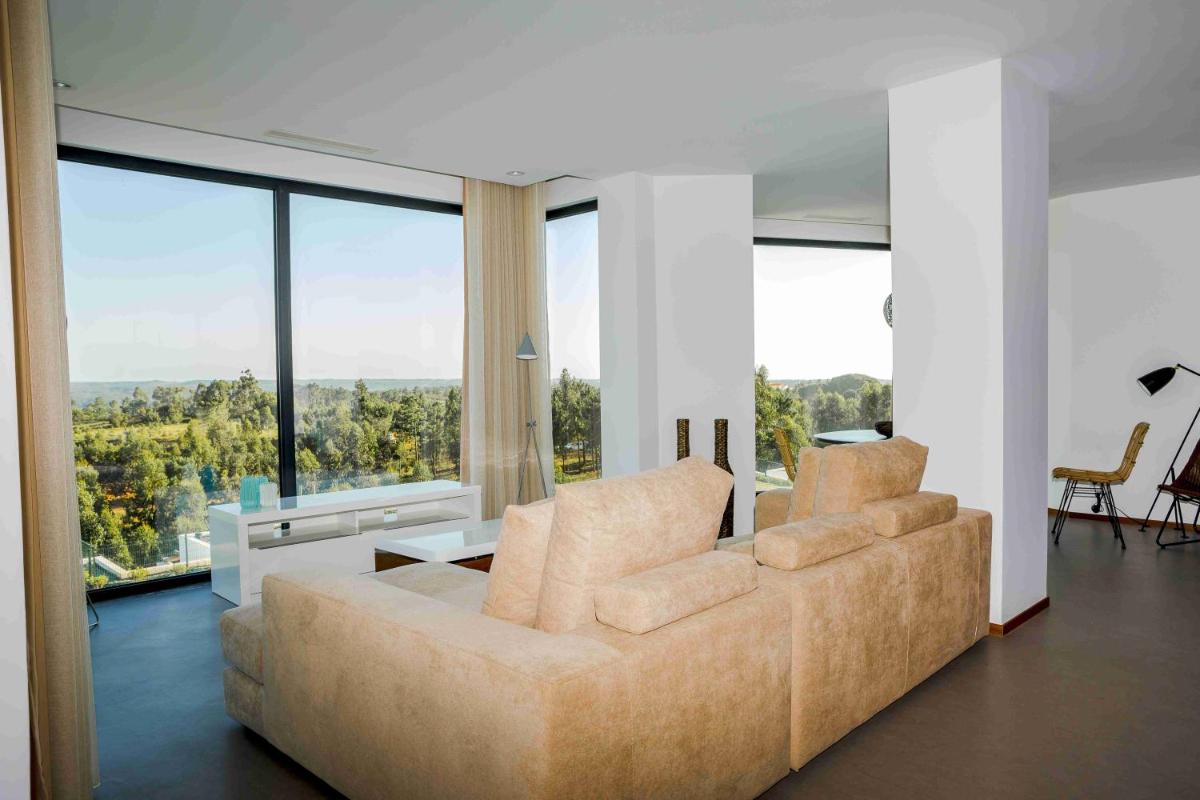 Uma área de estar em Enigma - Nature & Water Hotel