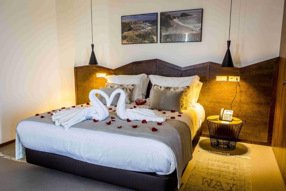 Uma cama ou camas num quarto em Enigma - Nature & Water Hotel