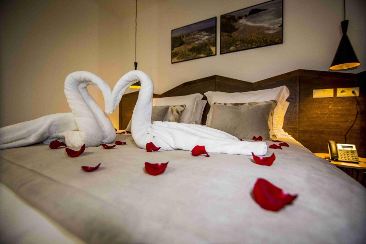 Uma cama ou camas num quarto em Enigma - Nature & Water Hotel