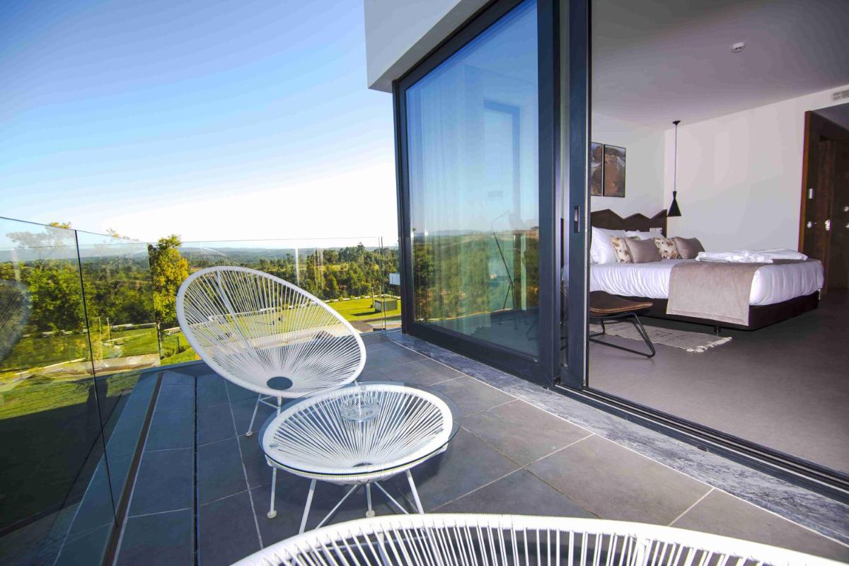 Uma área de estar em Enigma - Nature & Water Hotel