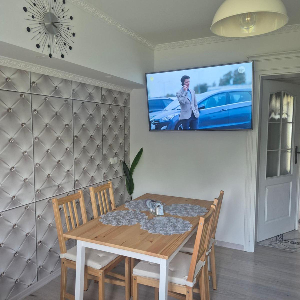 Noclegi "LAS WYPAS" - 1 domek drewniany całoroczny dla 8 osób, 1 domek drewniany całoroczny dla 6 osób, Apartament Leśny dla 3 osób - Housity