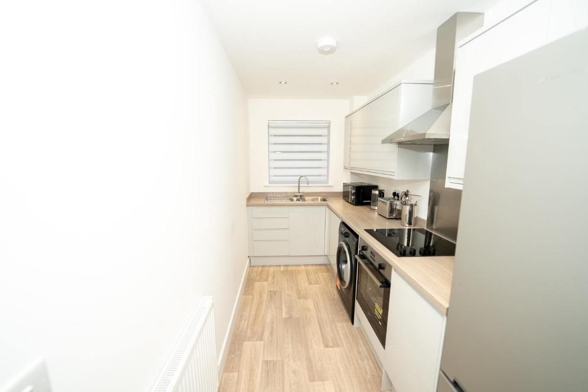 Modern Worksop Home ,3 bed, Sleeps 6, Private Parking - Housity