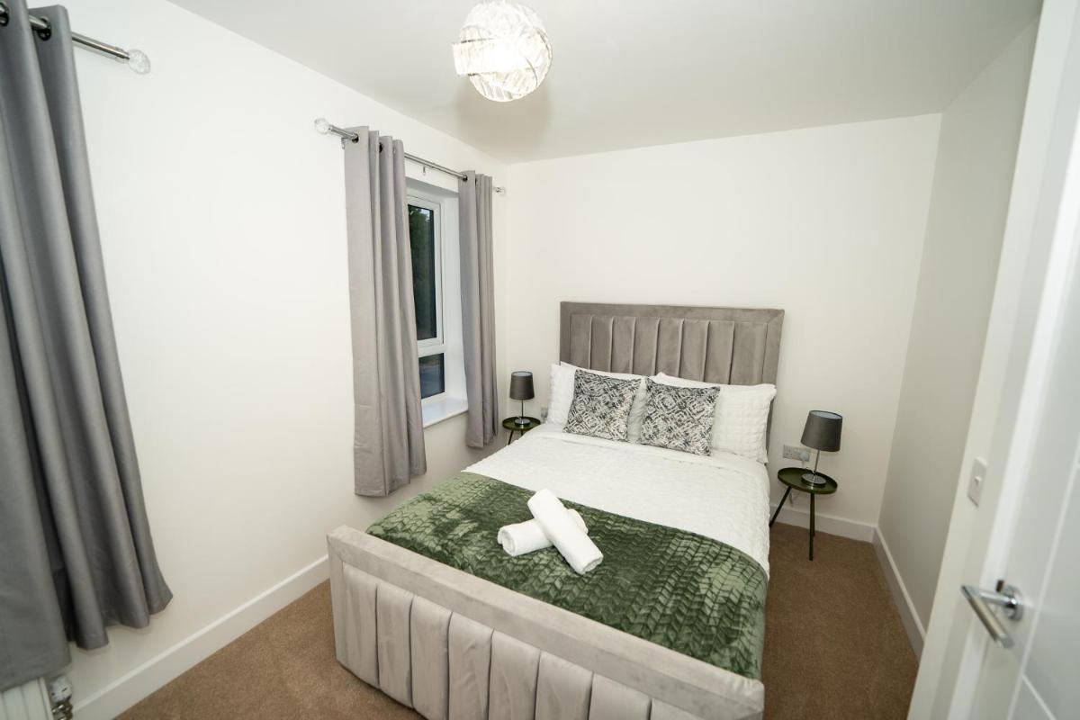 Modern Worksop Home ,3 bed, Sleeps 6, Private Parking - Housity