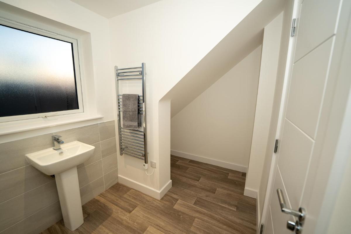Modern Worksop Home ,3 bed, Sleeps 6, Private Parking - Housity