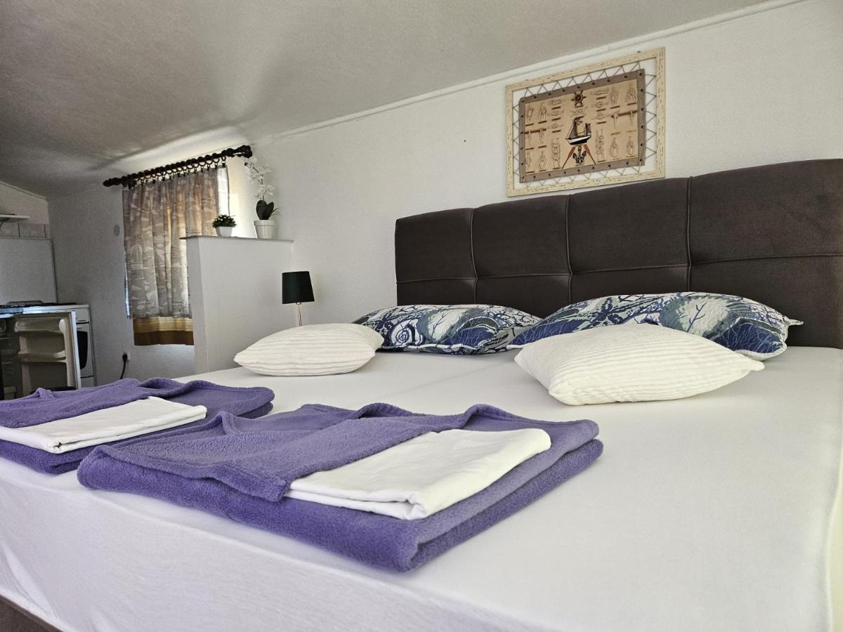 Ana & Stela - Housity