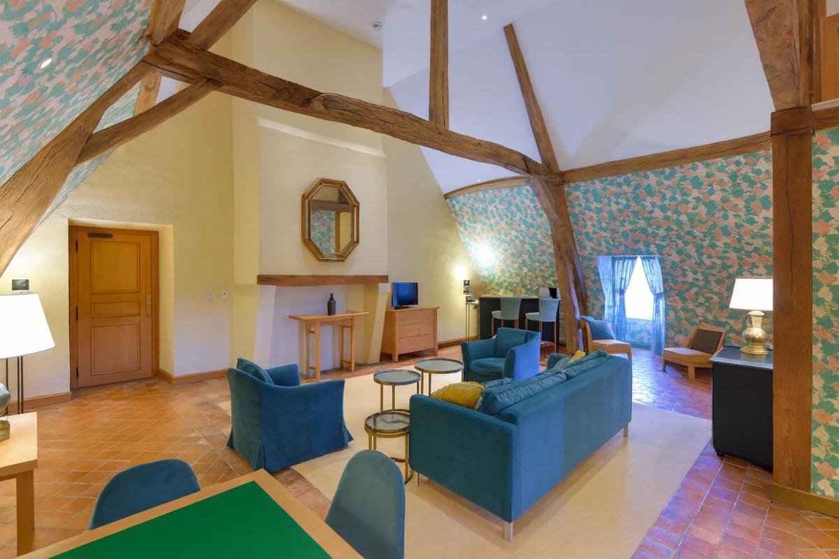 Coin salon dans l'établissement Hôtel Golf Château de Chailly