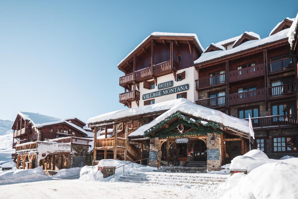 un grand bâtiment avec de la neige dessus dans l'établissement Hôtel Village Montana by Les Etincelles, à Tignes