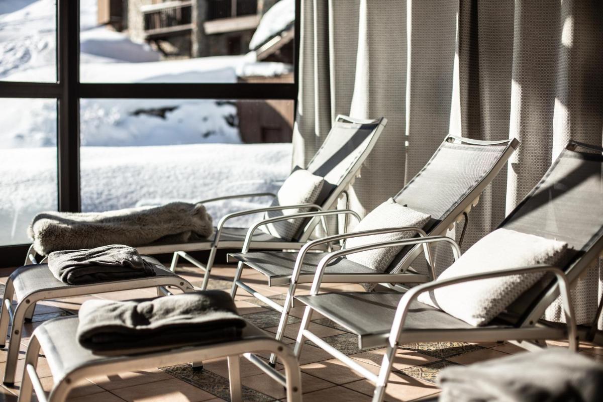 Coin salon dans l'établissement Hôtel Village Montana by Les Etincelles