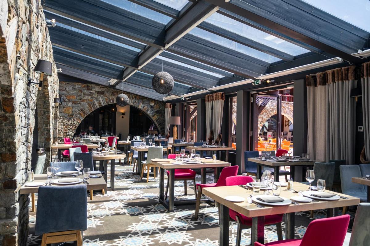 Restaurant ou autre lieu de restauration dans l'établissement Hôtel Village Montana by Les Etincelles