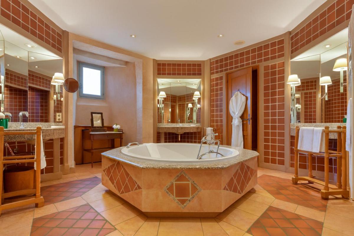 Salle de bains dans l'établissement Hôtel Golf Château de Chailly