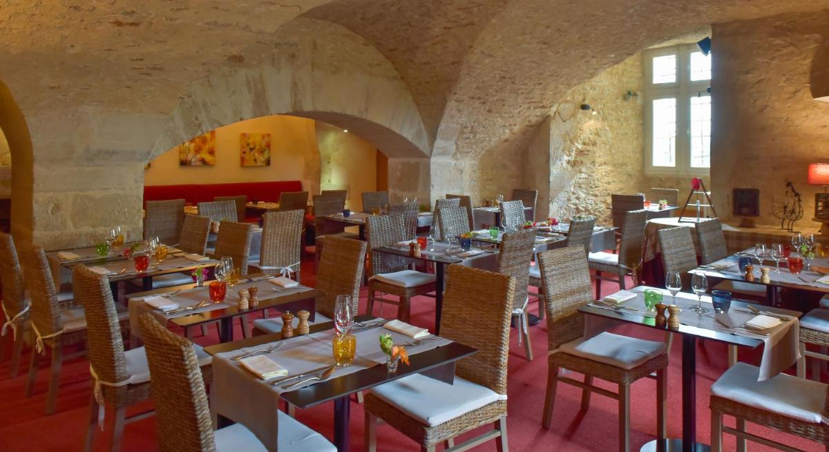 un restaurant avec des tables et des chaises dans une salle dans l'établissement Hôtel Golf Château de Chailly, à Chailly-sur-Armançon