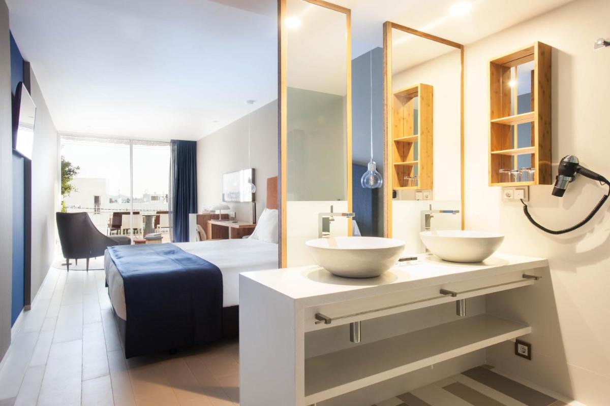 - Baño con 2 lavabos y 1 cama en una habitación en Ocean Drive Talamanca, en Talamanca