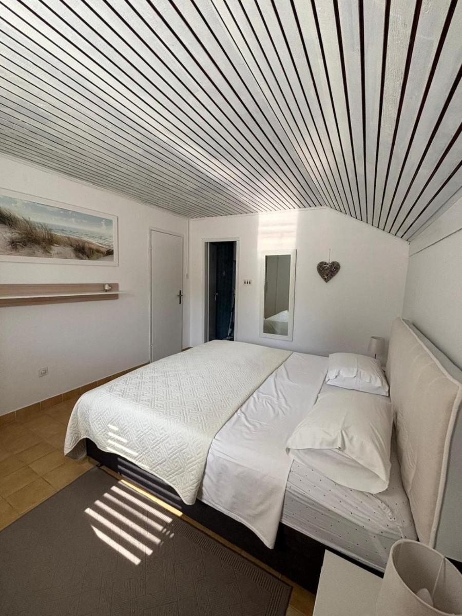 Emilija Apartments Privlaka - Housity