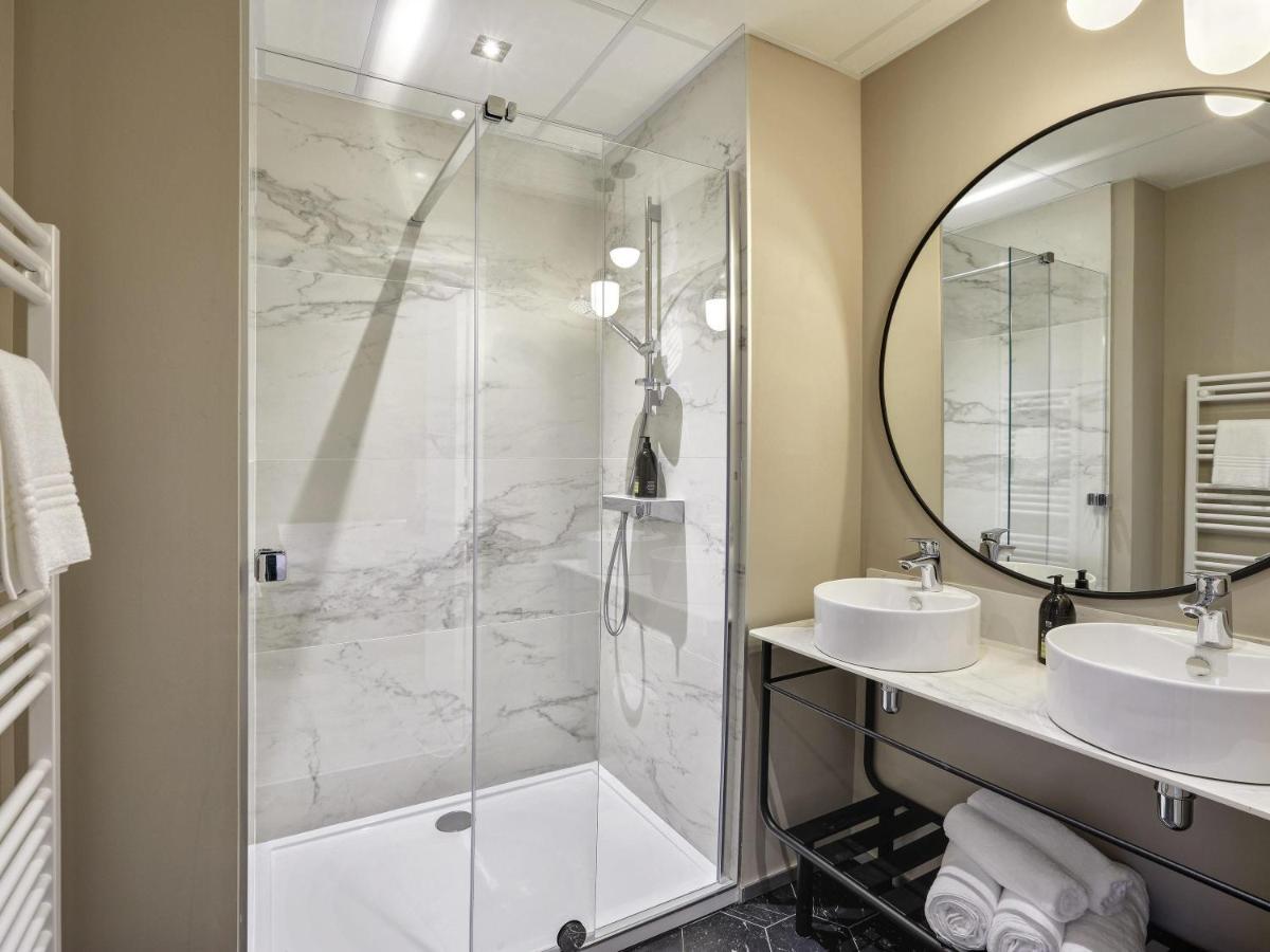 une salle de bain avec douche et lavabo dans l'établissement Aparthotel & Spa Adagio Vannes, à Vannes 88 autres photos