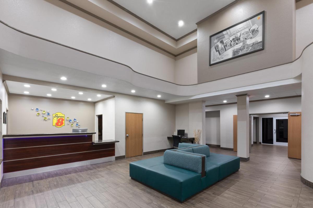 Super 8 by Wyndham San Antonio/Alamodome Area - Housity