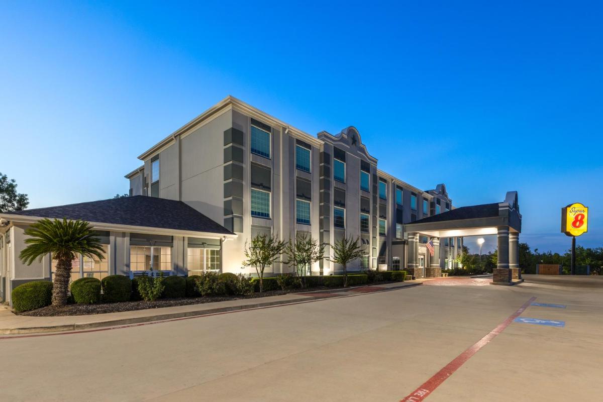 Super 8 by Wyndham San Antonio/Alamodome Area - Housity