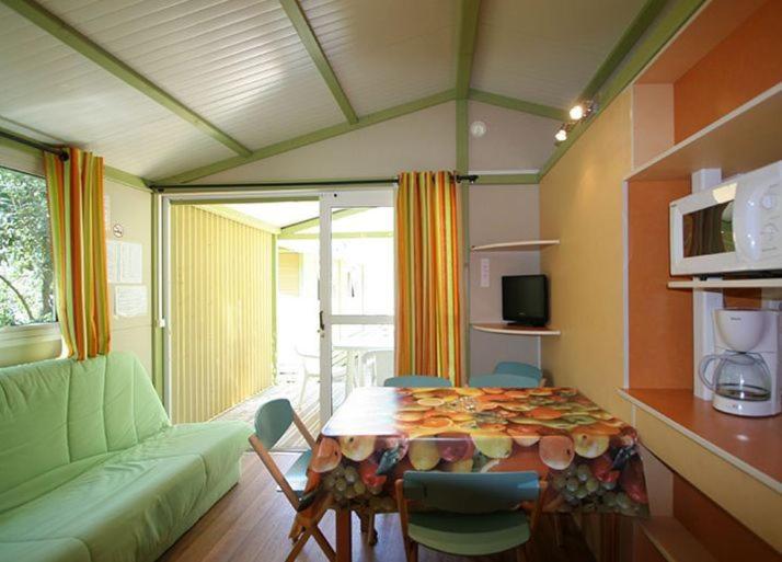 Cuisine ou kitchenette dans l'établissement Camping La Pinède