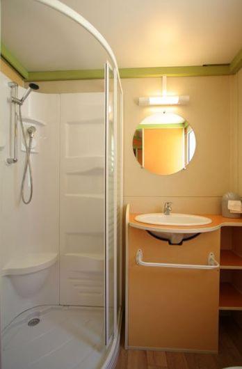 Salle de bains dans l'établissement Camping La Pinède