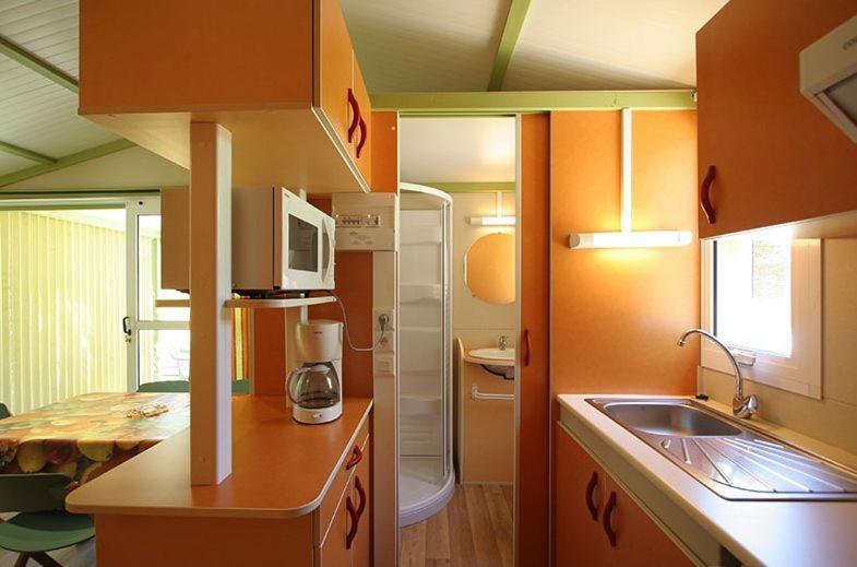 Cuisine ou kitchenette dans l'établissement Camping La Pinède