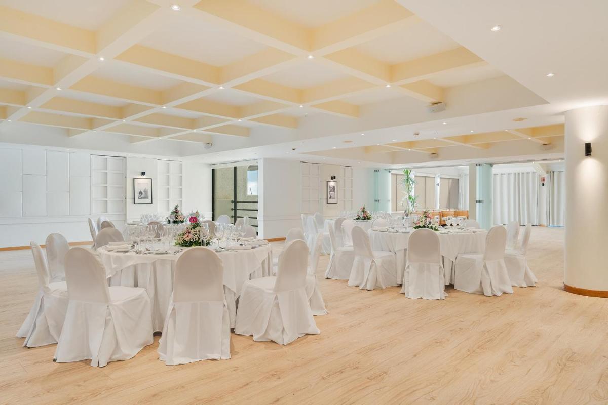 Um restaurante ou outro lugar para comer em Sentido Galosol