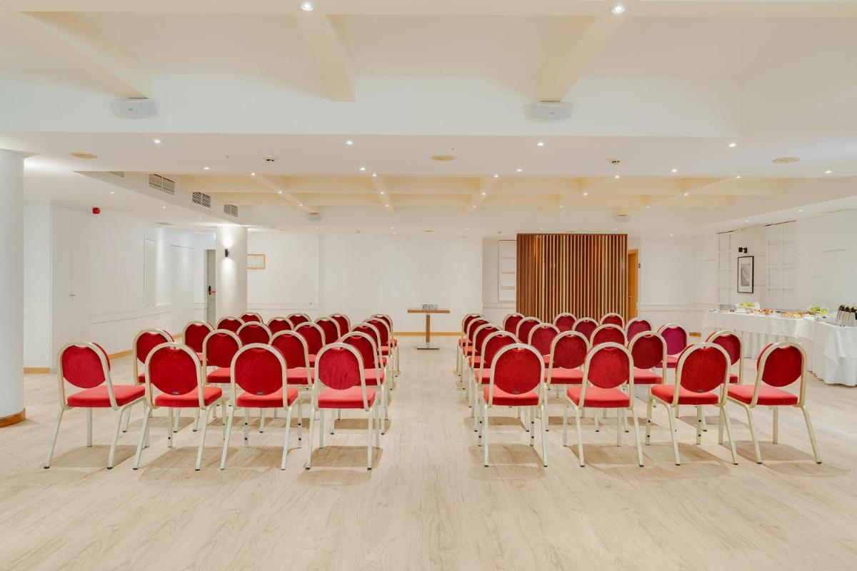 A área empresarial e/ ou a sala de conferências de Sentido Galosol
