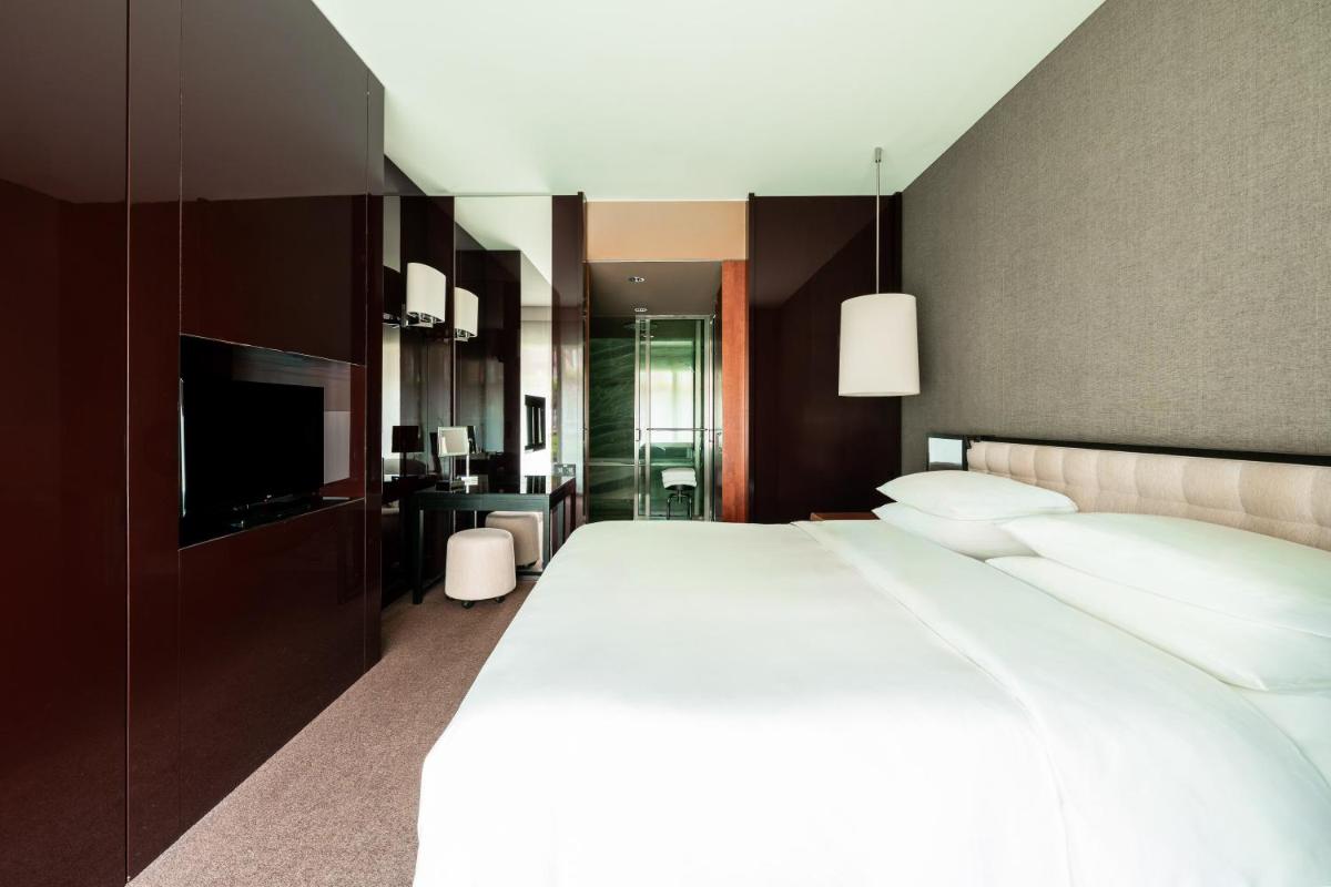 Ein Bett oder Betten in einem Zimmer der Unterkunft Grand Hyatt Berlin