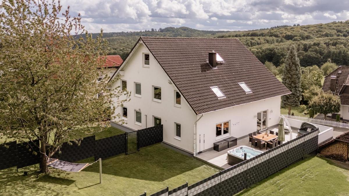 Kleeoase - Luxus Apartment- Jacuzzi - Dachterrasse - Kochinsel - kostenlose Parkplätze - See in 10 min - Housity
