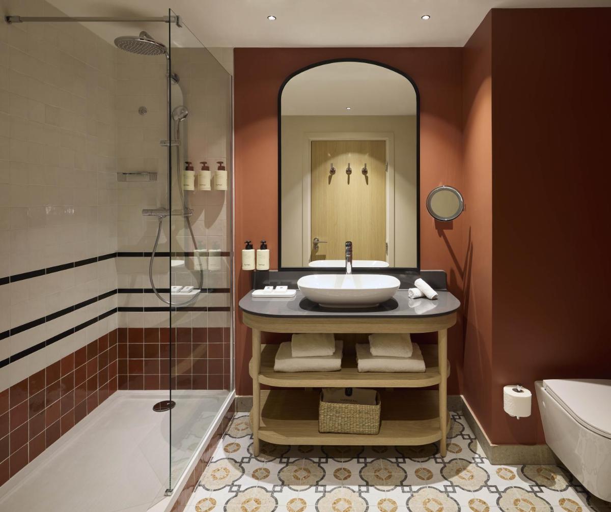 Salle de bains dans l'établissement Le Talaia Hôtel & Spa Biarritz - MGallery Collection