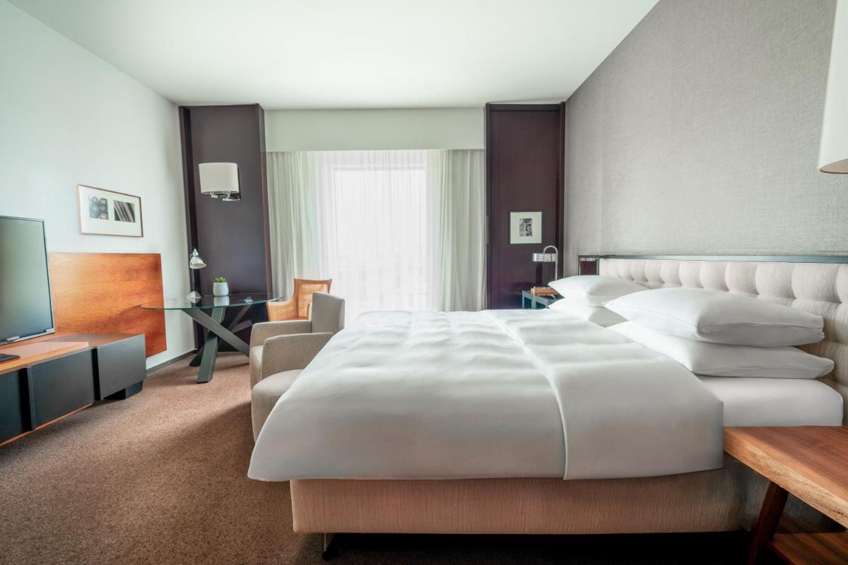 Ein Bett oder Betten in einem Zimmer der Unterkunft Grand Hyatt Berlin