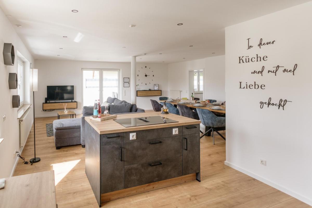 Kleeoase - Luxus Apartment- Jacuzzi - Dachterrasse - Kochinsel - kostenlose Parkplätze - See in 10 min - Housity