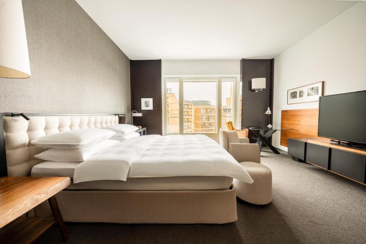 Ein Bett oder Betten in einem Zimmer der Unterkunft Grand Hyatt Berlin