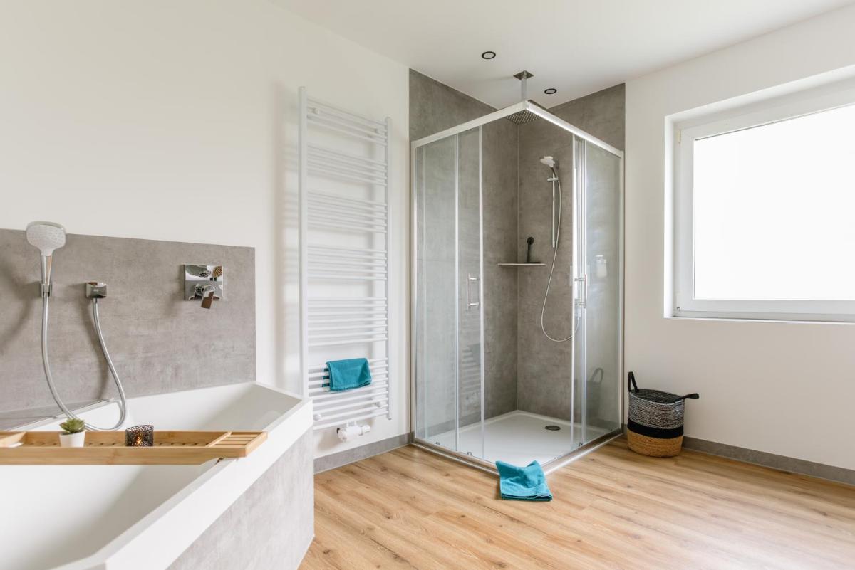 Kleeoase - Luxus Apartment- Jacuzzi - Dachterrasse - Kochinsel - kostenlose Parkplätze - See in 10 min - Housity