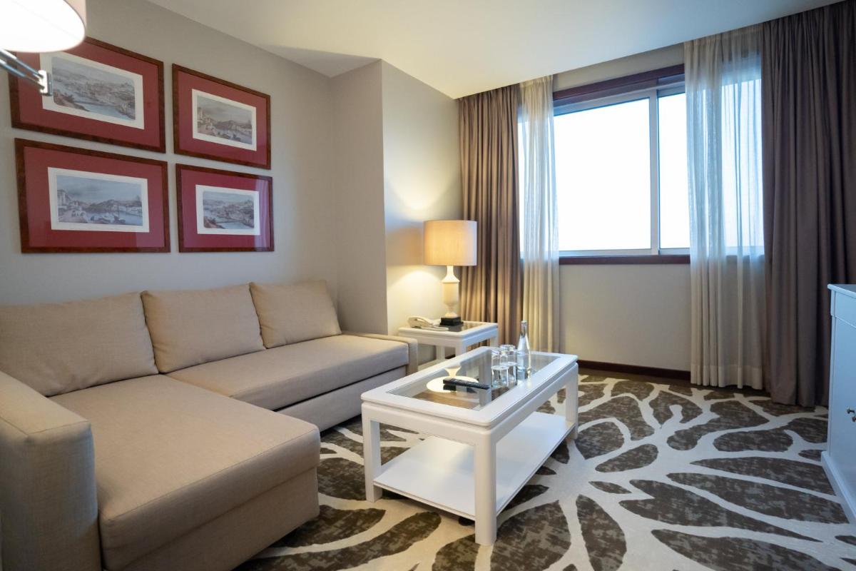 Uma área de estar em Holiday Inn Porto Gaia by IHG