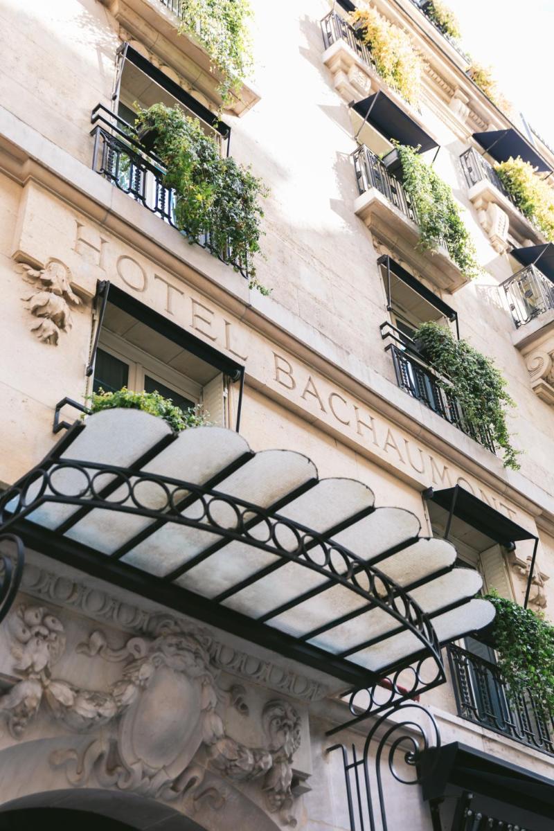 un bâtiment avec une enseigne sur le côté dans l'établissement Hotel Bachaumont, à Paris