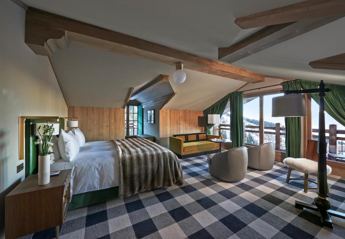 une chambre avec un lit et une pièce avec un balcon dans l'établissement Apogée Courchevel, Oetker Hotels, à Courchevel une chambre avec un lit et une pièce avec un balcon dans l'établissement Apogée Courchevel, Oetker Hotels, à Courchevel