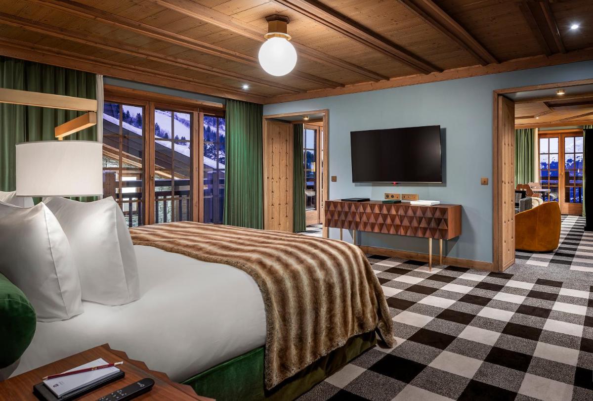 Télévision ou salle de divertissement dans l'établissement Apogée Courchevel, Oetker Hotels