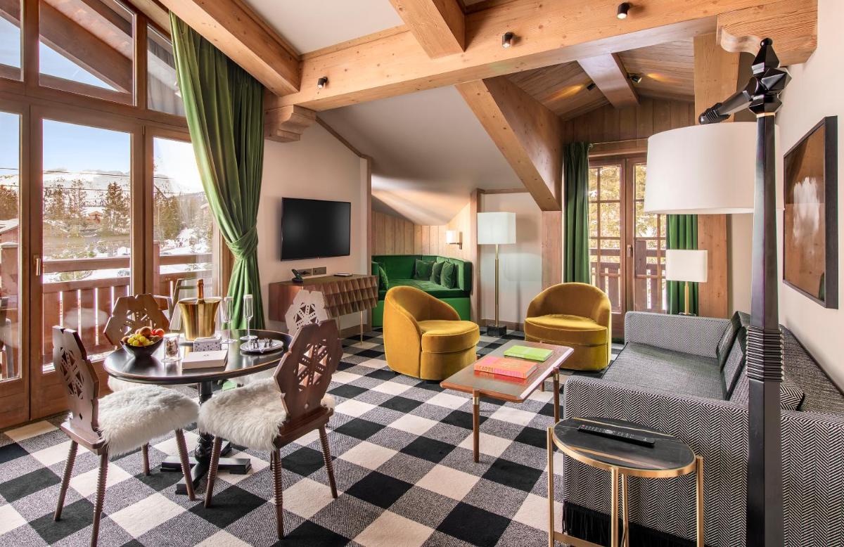 un salon avec une table et des chaises dans l'établissement Apogée Courchevel, Oetker Hotels, à Courchevel
