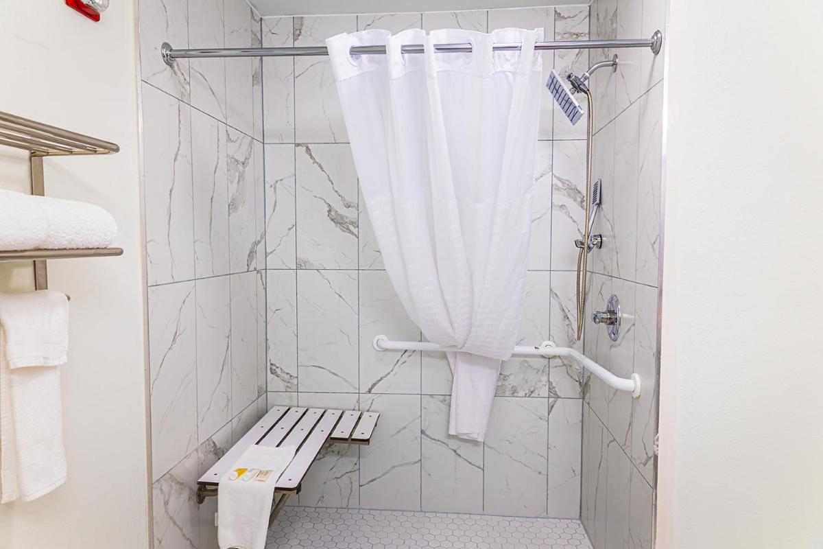 Baymont by Wyndham Port Wentworth - Housity
