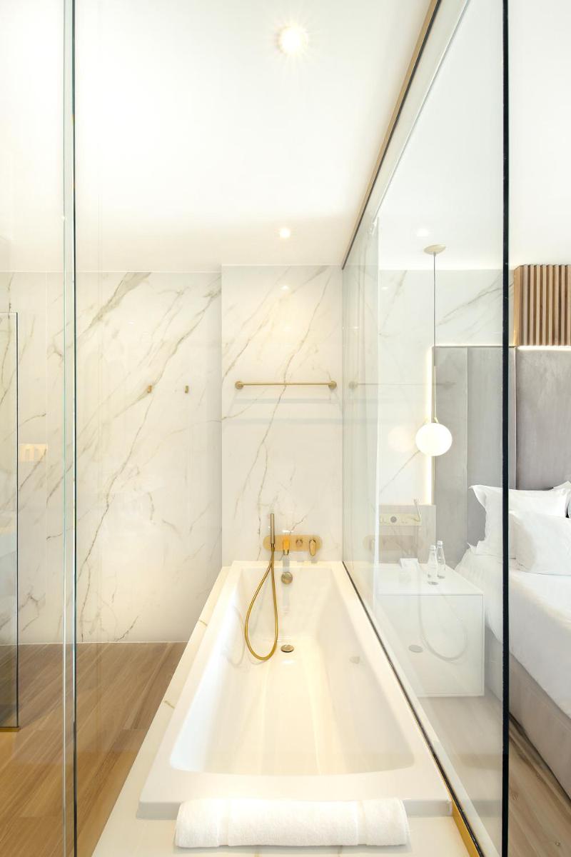 Salle de bains dans l'établissement Hôtel Marinca & Spa