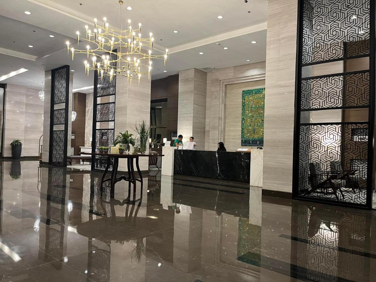 Bayfront- Near Airport, MOA, PICC, Star City, Manila Bay - Pet-Friendly with Fast WiFi, Netflix & Pool Access - Housity