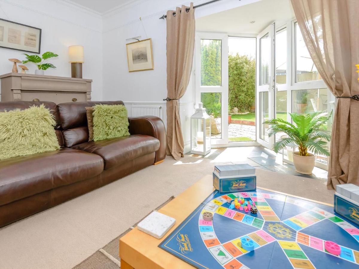 Number 1 Admiralty Cottages - Housity