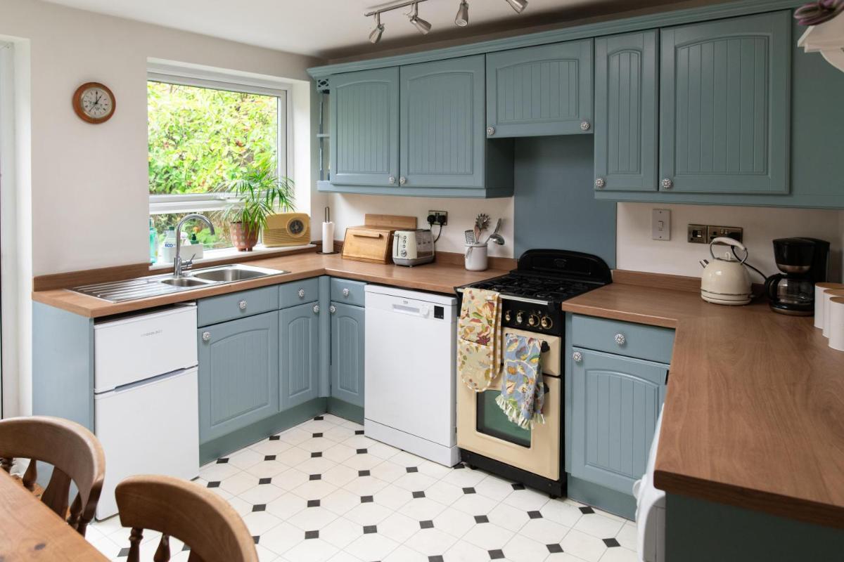 Cosy Period Cottage in Titchfield Village - Housity