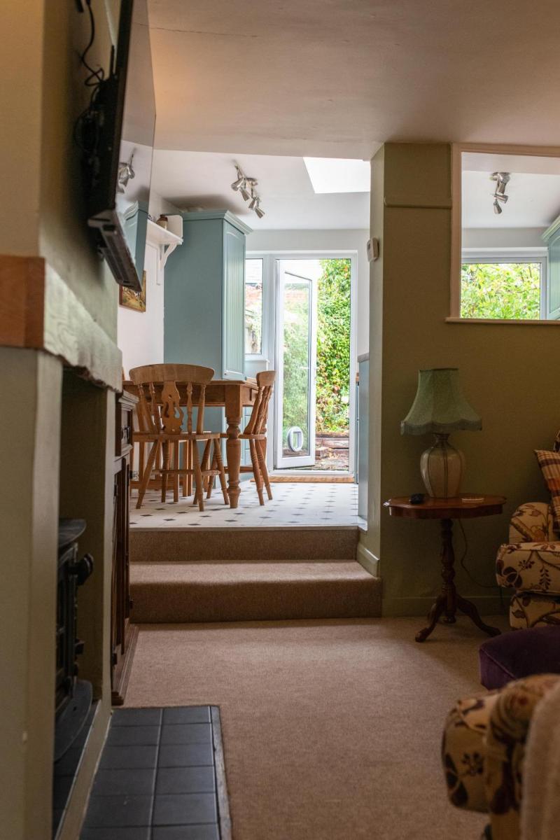 Cosy Period Cottage in Titchfield Village - Housity
