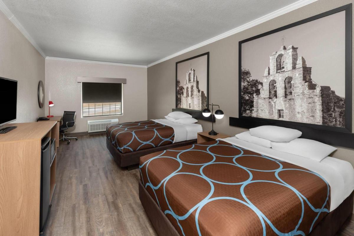 Super 8 by Wyndham San Antonio/Alamodome Area - Housity