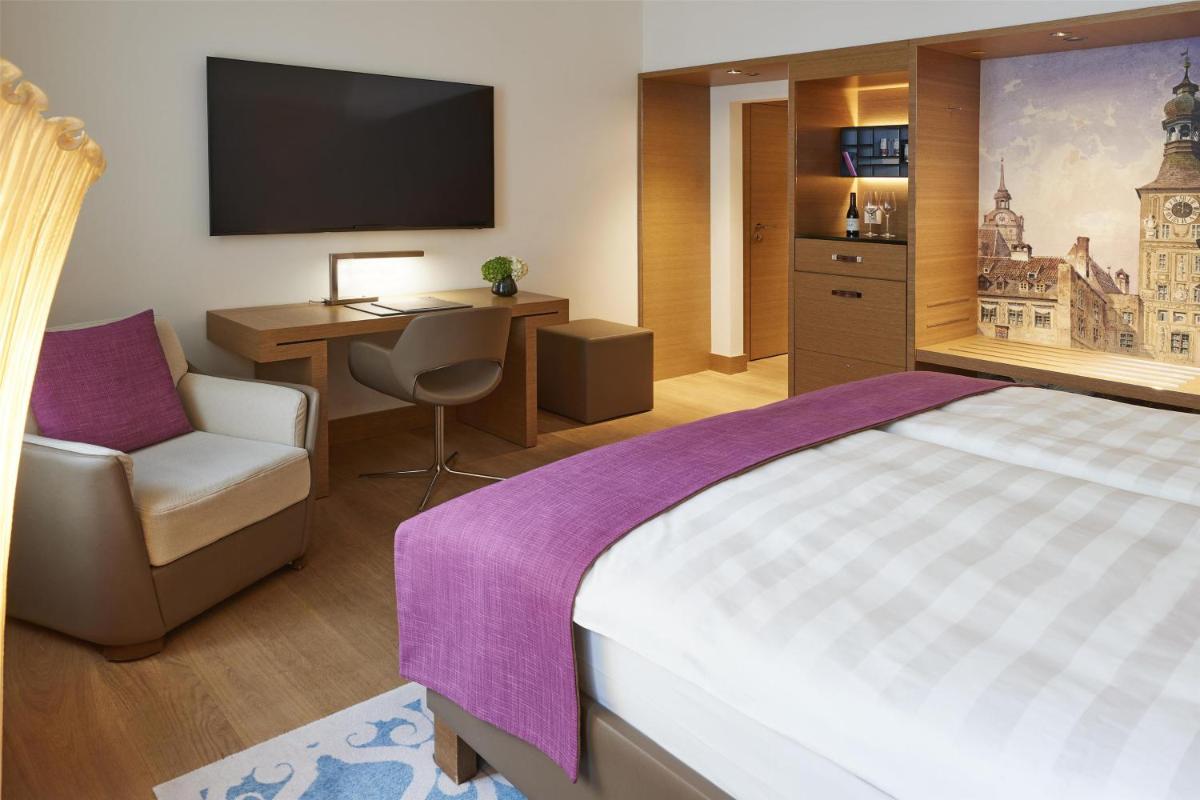 Ein Bett oder Betten in einem Zimmer der Unterkunft Vier Jahreszeiten Kempinski München