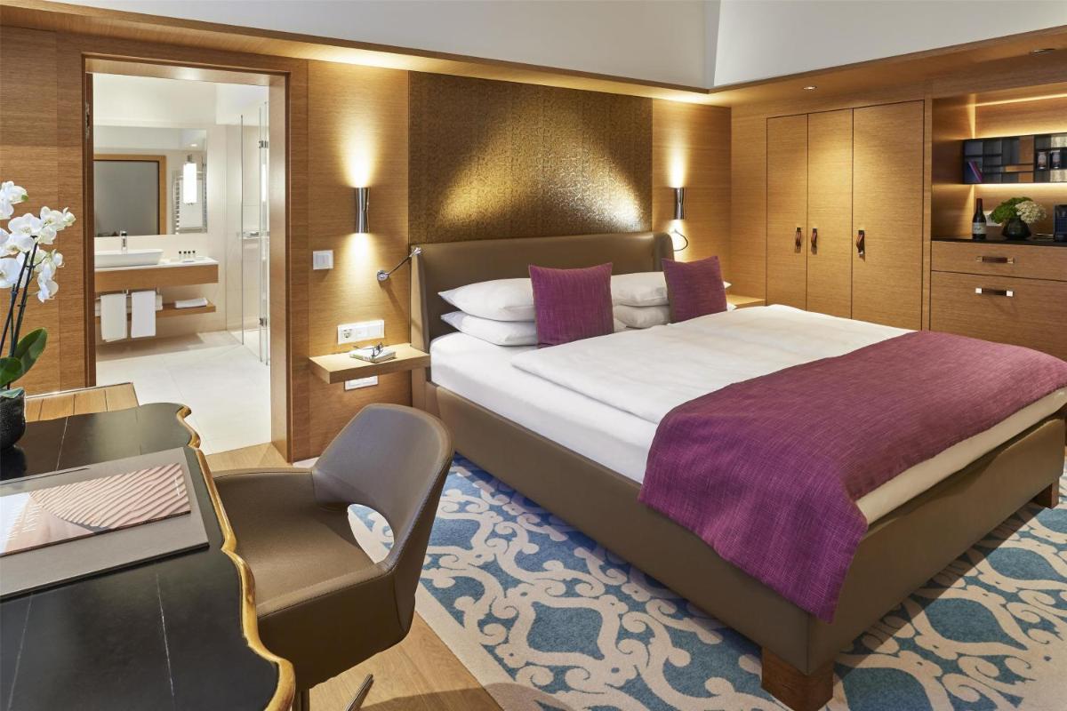 Ein Bett oder Betten in einem Zimmer der Unterkunft Vier Jahreszeiten Kempinski München