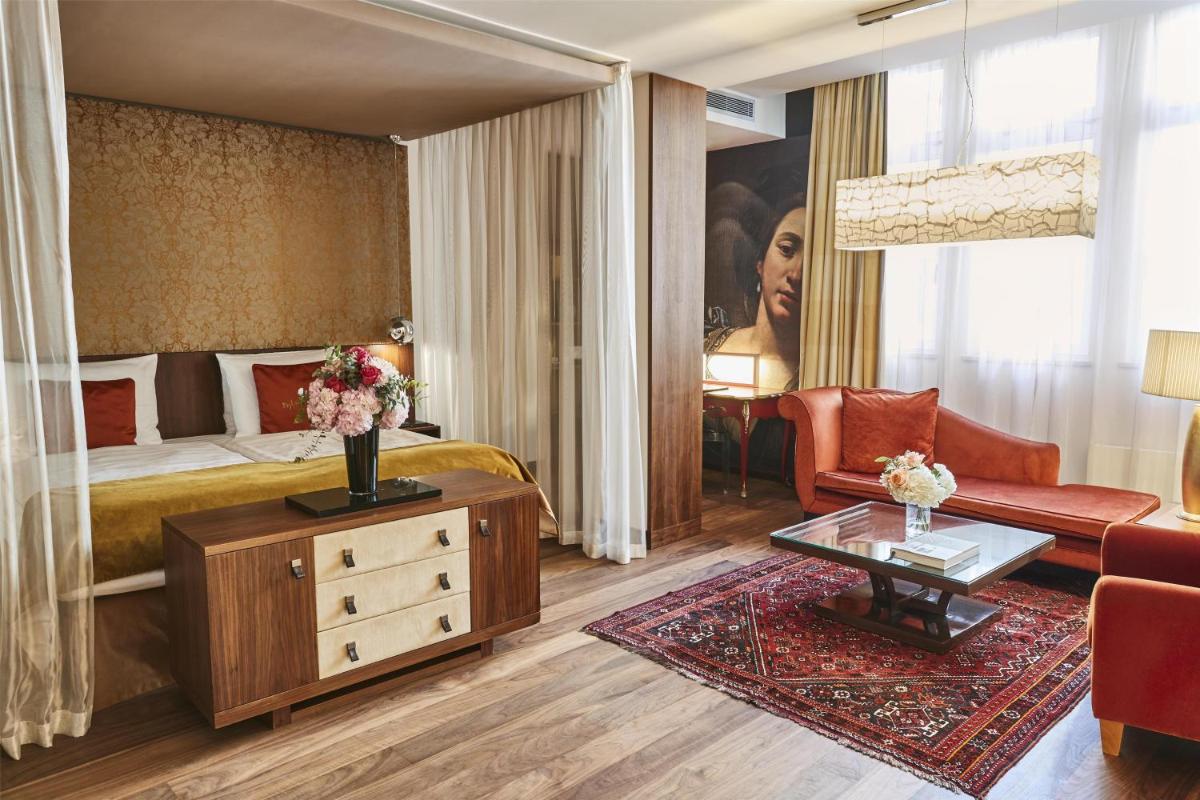Ein Sitzbereich in der Unterkunft Vier Jahreszeiten Kempinski München