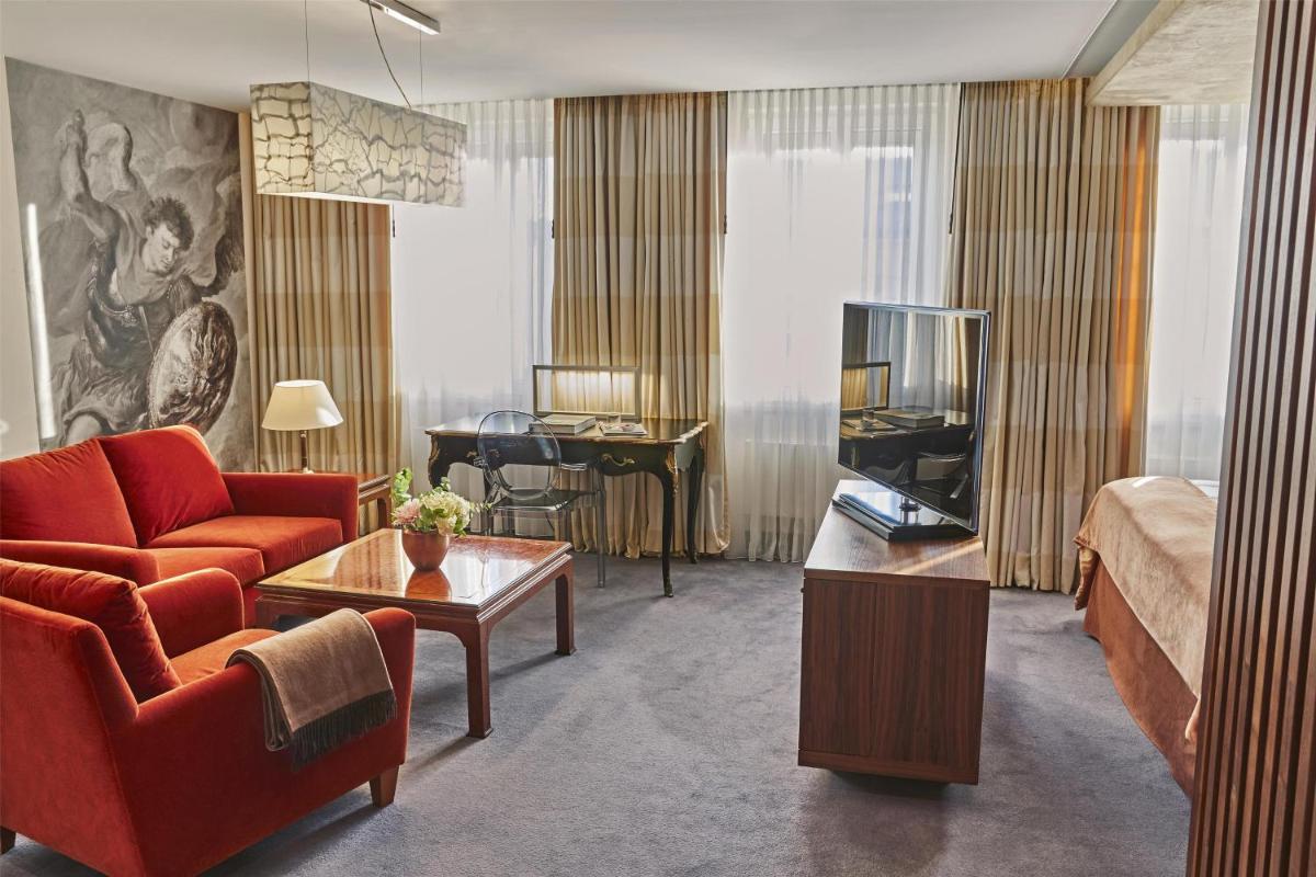 Ein Sitzbereich in der Unterkunft Vier Jahreszeiten Kempinski München